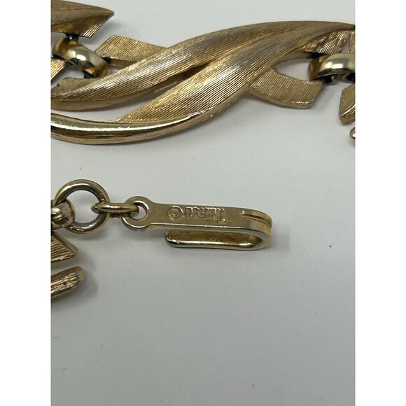 Vintage Crown Trifari Washed Gold Tone Statement Necklace - Picture 7 of 12